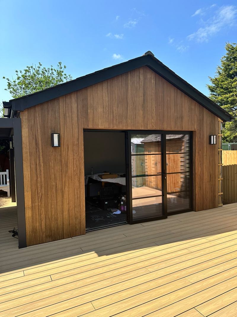 Garden room and deck in Tonbridge